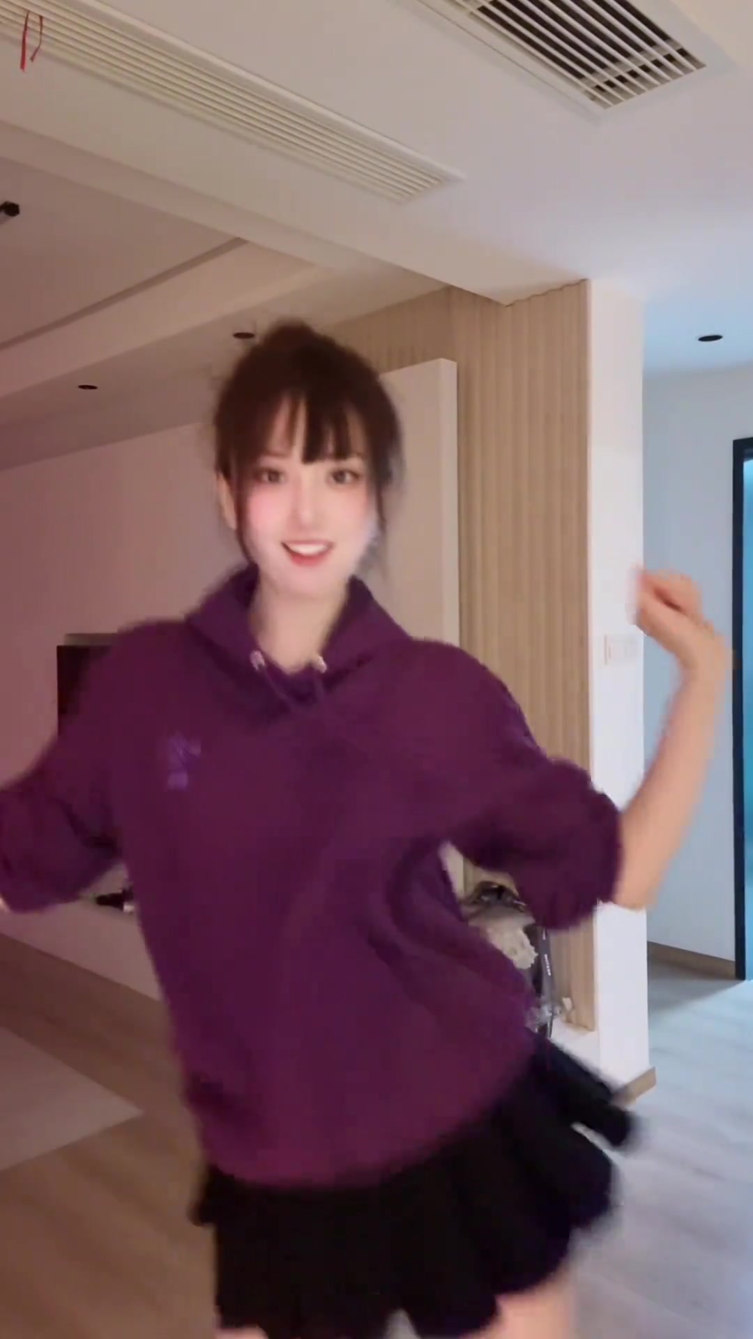 无畏契约主持唯嘉分享舞蹈视频：跳好几遍还忘动作，忘就忘吧